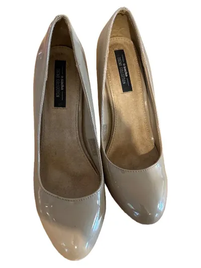 Sacha Damen Pumps Beige Lackleder Optik Gr. 40 High Heels Elegant