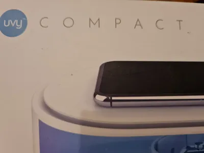 uvy COMPACT UV-Sterilisationsgerät Desinfektionsbox Qi-Ladegerät Weiß
