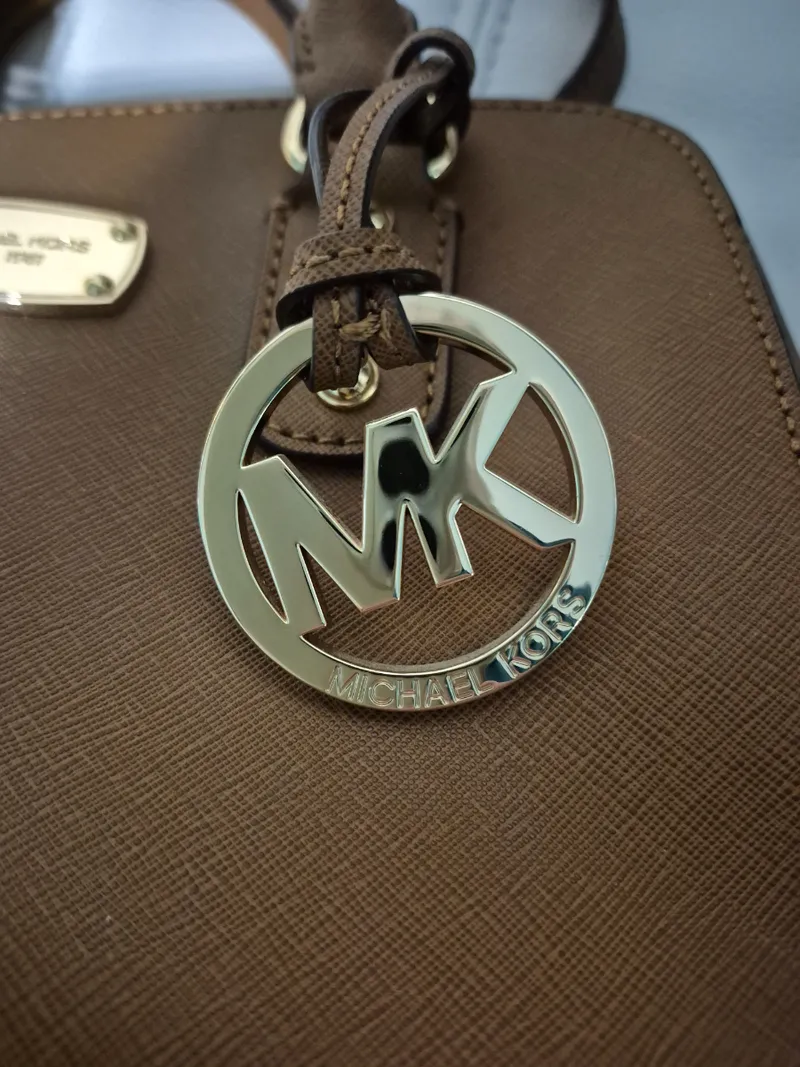 Michael Kors Damen Henkeltasche Braun Leder Saffiano MK Logo Anhänger 2