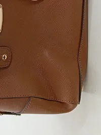 Michael Kors Damen Henkeltasche Braun Leder Saffiano MK Logo Anhänger 4