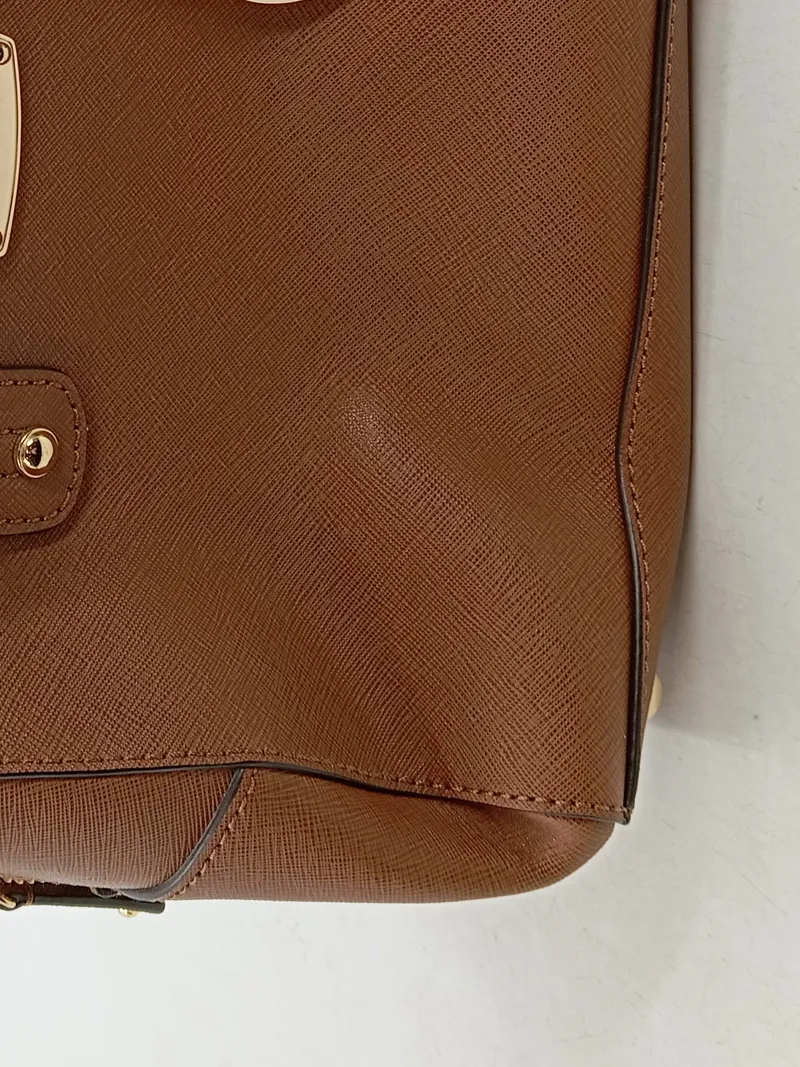 Michael Kors Damen Henkeltasche Braun Leder Saffiano MK Logo Anhänger 4