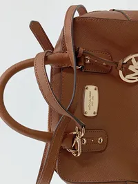 Michael Kors Damen Henkeltasche Braun Leder Saffiano MK Logo Anhänger 5