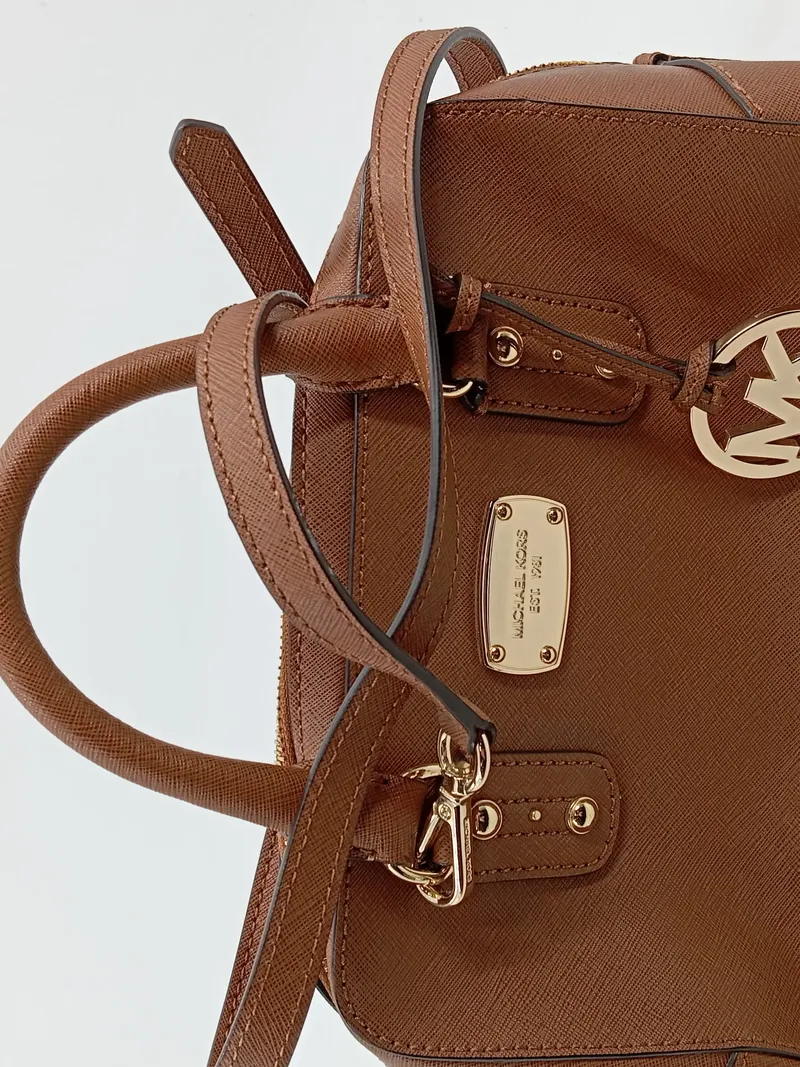 Michael Kors Damen Henkeltasche Braun Leder Saffiano MK Logo Anhänger 5