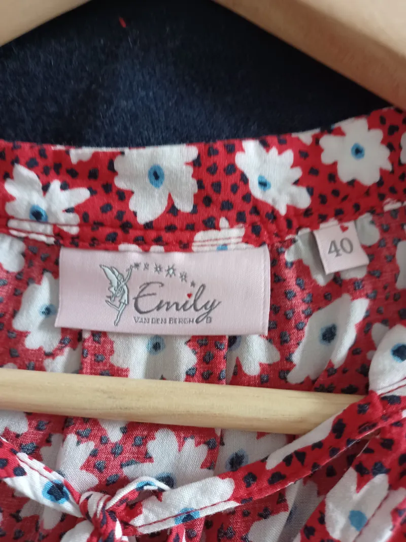 Emily van den Bergh Damen Bluse Gr. 40 Rot Blumenmuster Langarm 5
