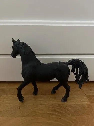 Schleich Araber Hengst schwarz Pferd Spielfigur mit rosa Perlen im Schweif