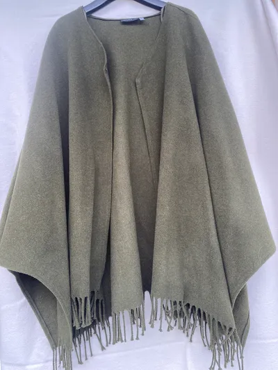 Anny N Damen Poncho Umhang Wolle Grün Gr. 38/M Fransen Casual