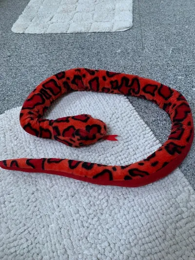 EURO SOUVENIRS GMBH Kuscheltier Schlange Reptil Rot Charmant 5x8cm