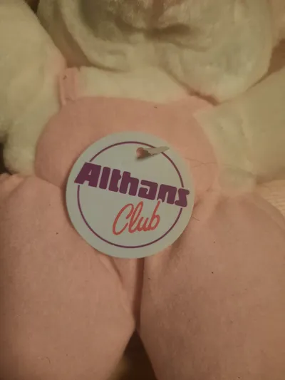 Althans Club Teddybär Plüschtier Baby Kuscheltier Weiß Rosa Latzhose 27cm