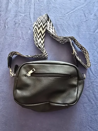 Schwarze Umhängetasche Gürteltasche mit geometrischem Gurt Crossbody Bag
