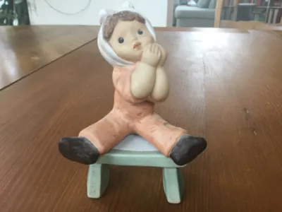 Goebel Mädchen mit Kopftuch Dekofigur Keramik Beige 13cm Nostalgisch