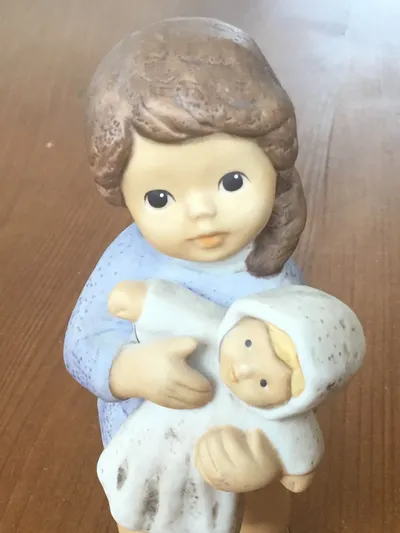 Goebel Porzellanfigur Mädchen mit Baby Deko 13cm Mehrfarbig Nostalgisch