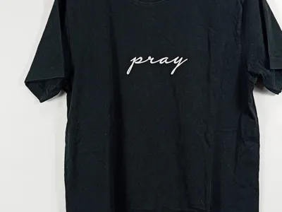 MISTER TEE Herren T-Shirt 'pray' Streetwear Schwarz Gr. L