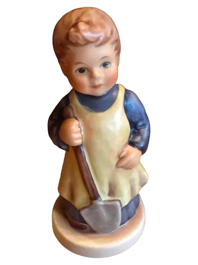 Goebel Junge mit Schaufel Figur Porzellan Kind Spielfigur 9.5 cm Mehrfarbig
