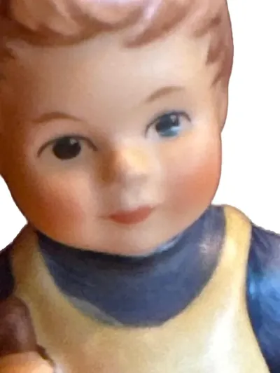 Goebel Junge mit Schaufel Figur Porzellan Kind Spielfigur 9.5 cm Mehrfarbig