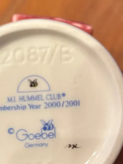 Goebel Hummel Figur Junge mit Buch 2087/B Porzellan Mehrfarbig 10cm