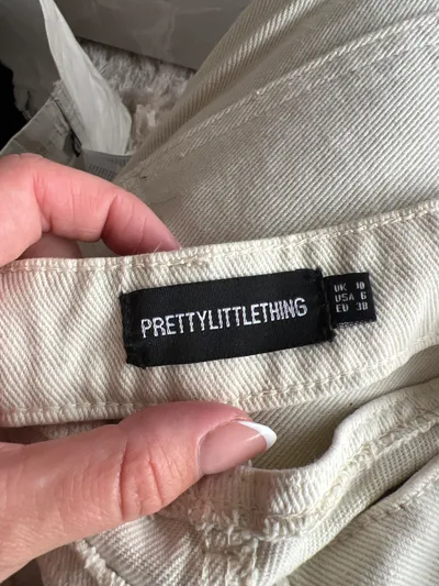 PrettyLittleThing Damen Jeans Straight Leg Cut-Out Beige Gr. 40 L