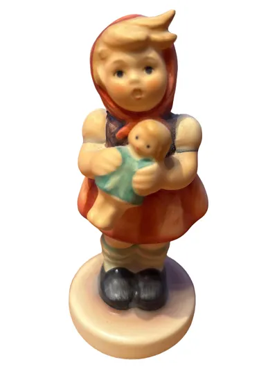 Goebel 239/B Mädchen mit Puppe Künstlerpuppe Porzellan Rot 4cm
