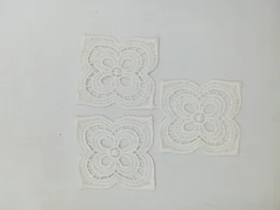 3x Untersetzer Stoff Weiß Klassisch Florales Muster 7x7cm