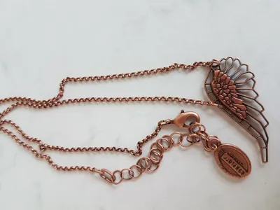 KONPLOTT Halskette mit Flügel Anhänger Damen Elegant Gold 50cm Kette