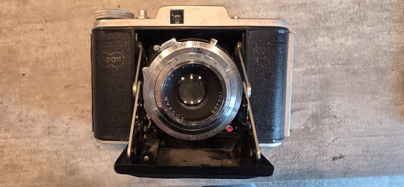 Adox Box Analogkamera Schwarz Objektiv Staub Haze 5
