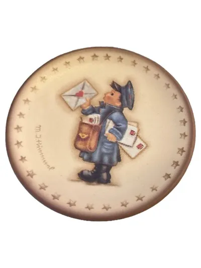 Goebel M.I. Hummel Miniatur Sammelteller Der kleine Postbote Porzellan Beige 8cm