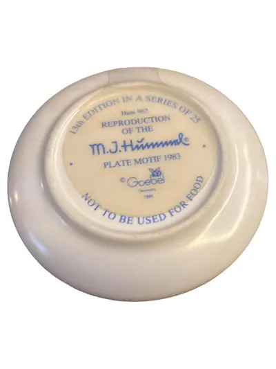 Goebel M.I. Hummel Miniatur Sammelteller Der kleine Postbote Porzellan Beige 8cm