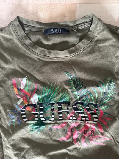 GUESS Damen T-Shirt Gr. 34 Oliv mit tropischem Print