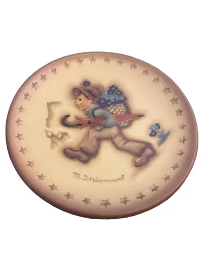 Goebel M.I. Hummel Jahresteller 1973 Kind Porzellan Beige 8cm