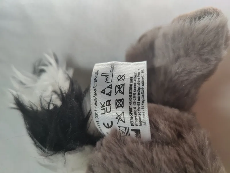 DELTA SPORT Waschbär Plüschtier Kuscheltier mit Weihnachtsmütze Grau 21cm 2