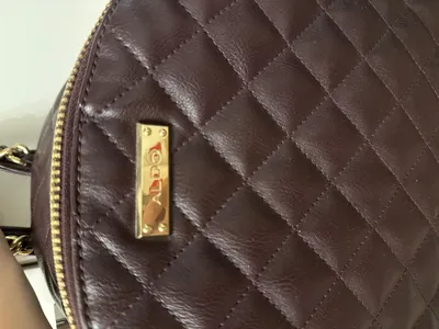ALDO Damen Rucksack gesteppt Rot Elegant Goldkette Freizeit Alltag