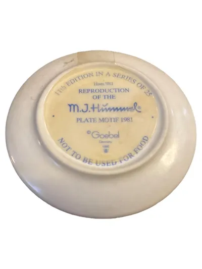 Goebel M.I. Hummel Sammelteller 981 Kind Nostalgisch Porzellan Beige 8cm