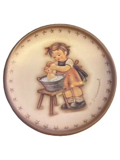 Goebel M.I. Hummel Sammelteller Mädchen 1993 Hum 993 Porzellan Beige 8cm
