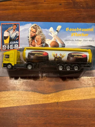Mercedes-Benz Tankwagen Modellfahrzeug Gelb 19.5 cm
