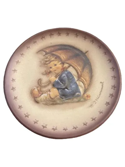 Goebel M.I. Hummel Sammelteller 1982 Kleiner Regent Junge Schirm Porzellan