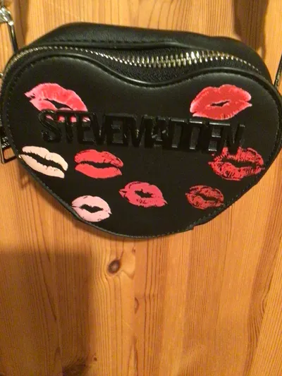 Steve Madden Heart Bag Umhängetasche Damen Schwarz Kussmund Lips Print