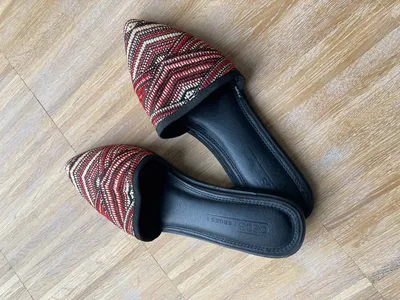 ASOS Damen Slipper Gr. 36 Mehrfarbig Rot Schwarz Weiß Gewebt Casual Schuhe