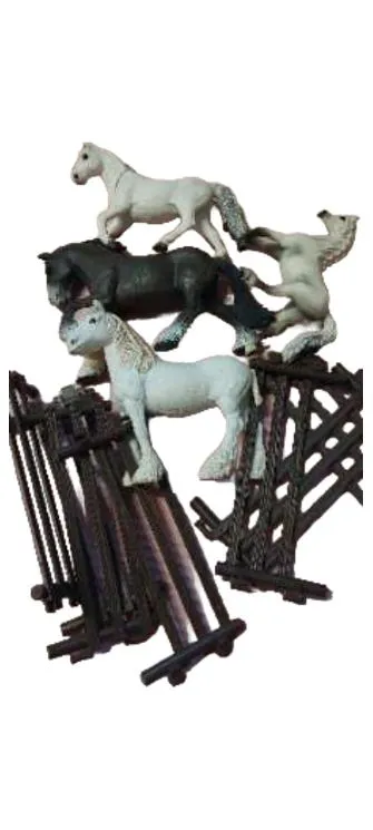 Schleich Pferde Set 4 Figuren mit Zaun Stallzubehör Bauernhof Spielfiguren