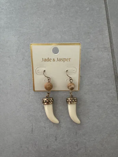 Jade & Jasper Damen Ohrringe Stoßzahn-Anhänger Naturbezogen Beige Metall