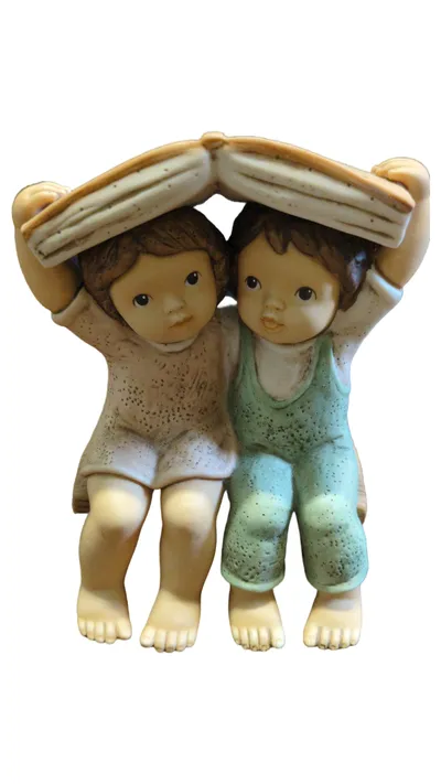 Goebel Dekofigur Kinder Junge Mädchen Porzellan Figur Buch Charmant