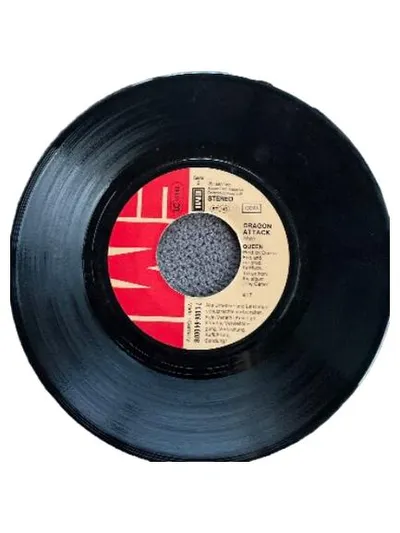Queen – Another One Bites The Dust / Dragon Attack | 7" Vinyl Single EMI