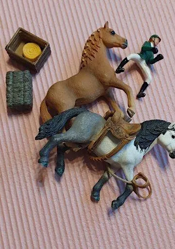 Schleich Pferde Set mit Reiter Sattel Heuballen Zubehör Spielfiguren
