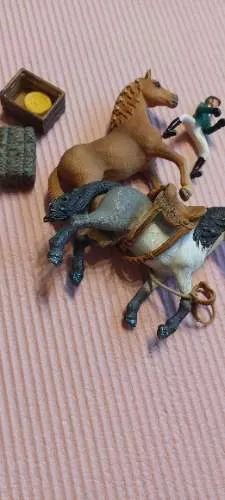 Schleich Pferde Set mit Reiter Sattel Heuballen Zubehör Spielfiguren