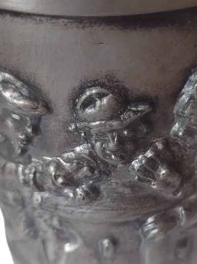 Rein Zinn Zinnbecher mit Relief Wirtshausszene Silber 11,5 cm Traditionell