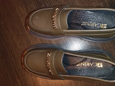 CARINI Damen Loafer Slipper Plateau Oliv Gr. 36 Gold Logo Schuhe