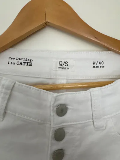 Q/S designed by Damen Capri Jeans Shorts Gr. 40 Weiß Stretch Knopfleiste Sommer