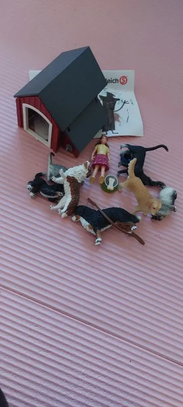 Schleich Farm World Hundehütte mit Hunden Spielfiguren Set ab 3 Jahre