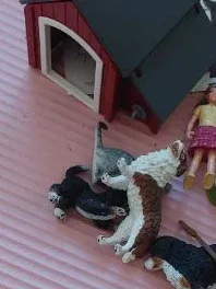 Schleich Farm World Hundehütte mit Hunden Spielfiguren Set ab 3 Jahre