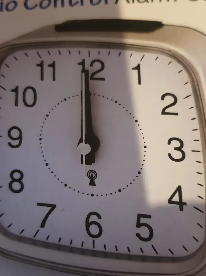 Adora Funkwecker Radiowecker Grau R862 Funkgesteuert Snooze LED Licht 3