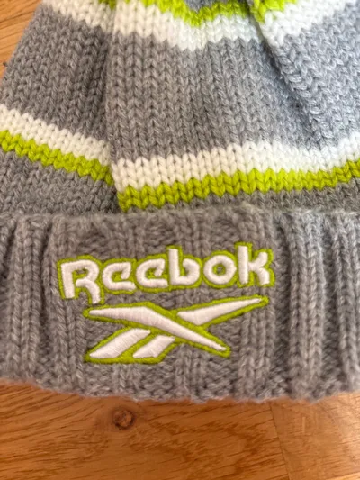 Reebok Mütze Bommel Grau Sportlich Damen Strickmütze Wintermütze