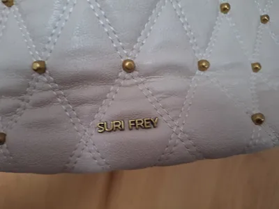 SURI FREY Damen Umhängetasche Beige Gesteppt Nieten Gold Kette Elegant